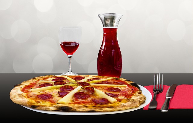 K vínu se hodí pizza. 