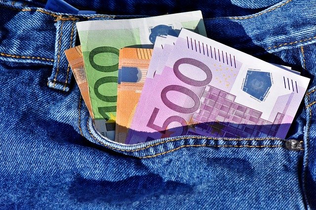 bankovky v kapse, peníze, džíny