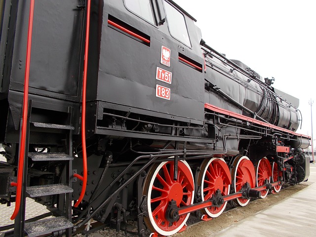 černá lokomotiva, červená kola